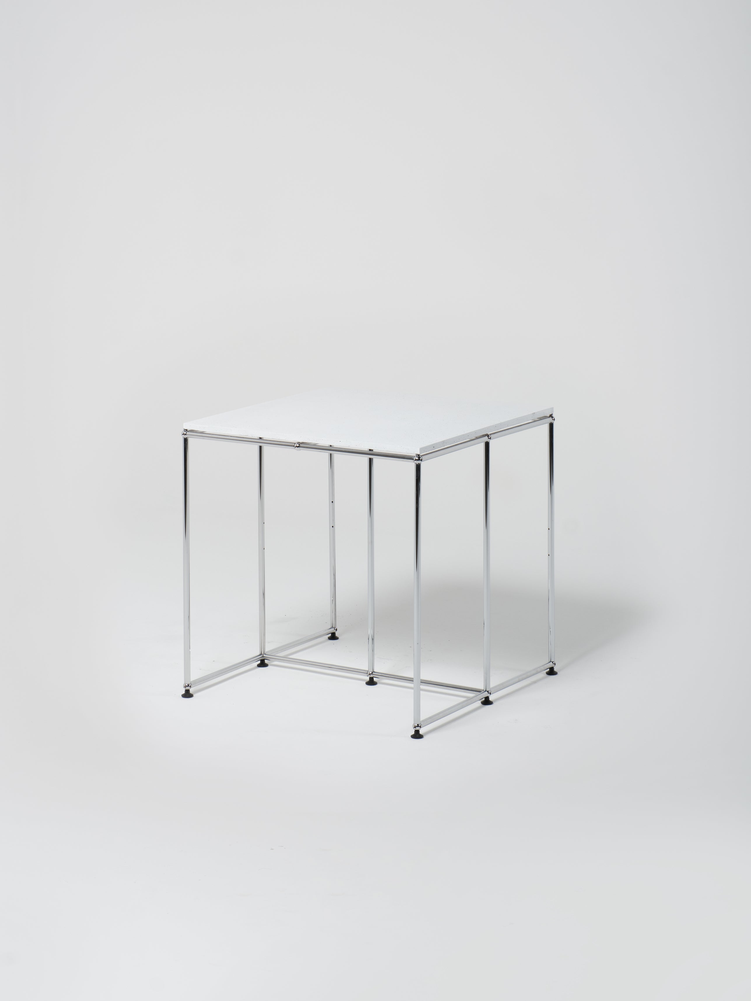 USM Table 10 / Square / White Concrete