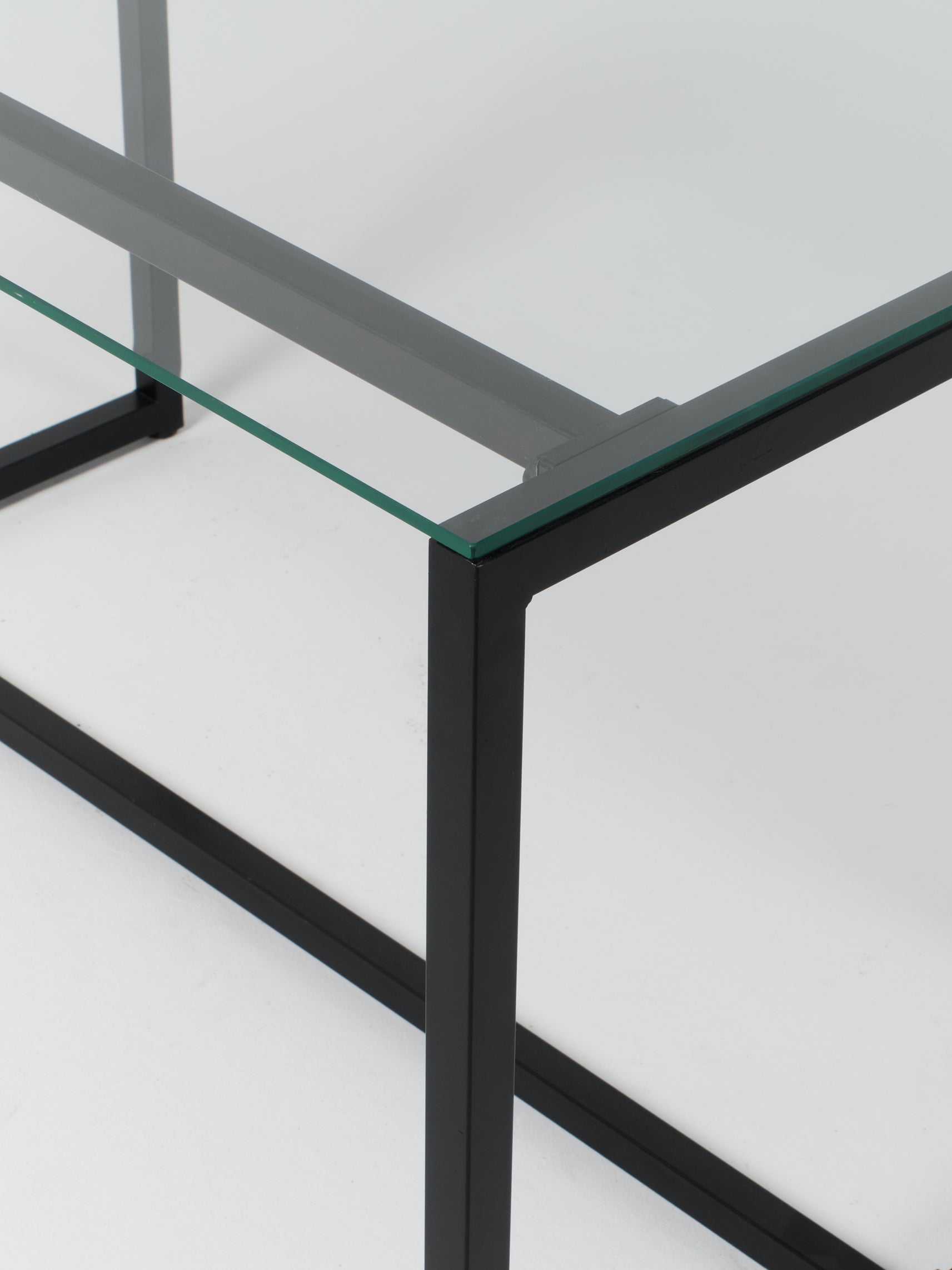Table 13 / Black / Glass