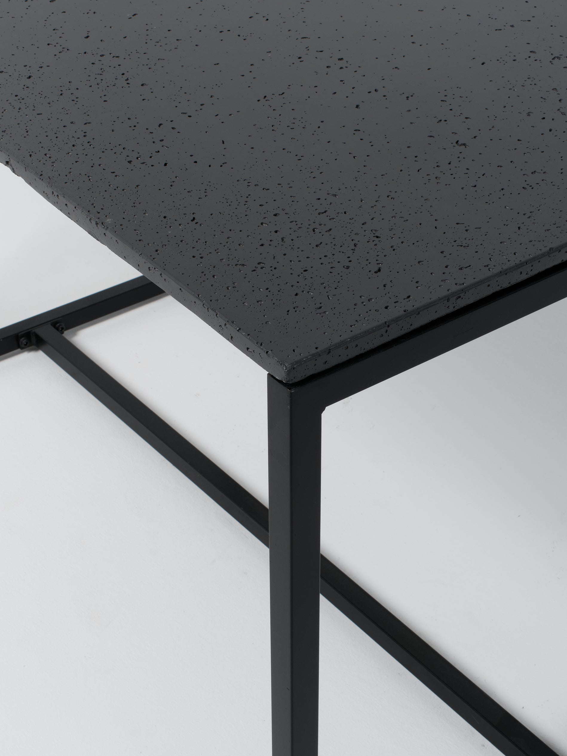 Table 9 / Square / Black / Anthracite Concrete