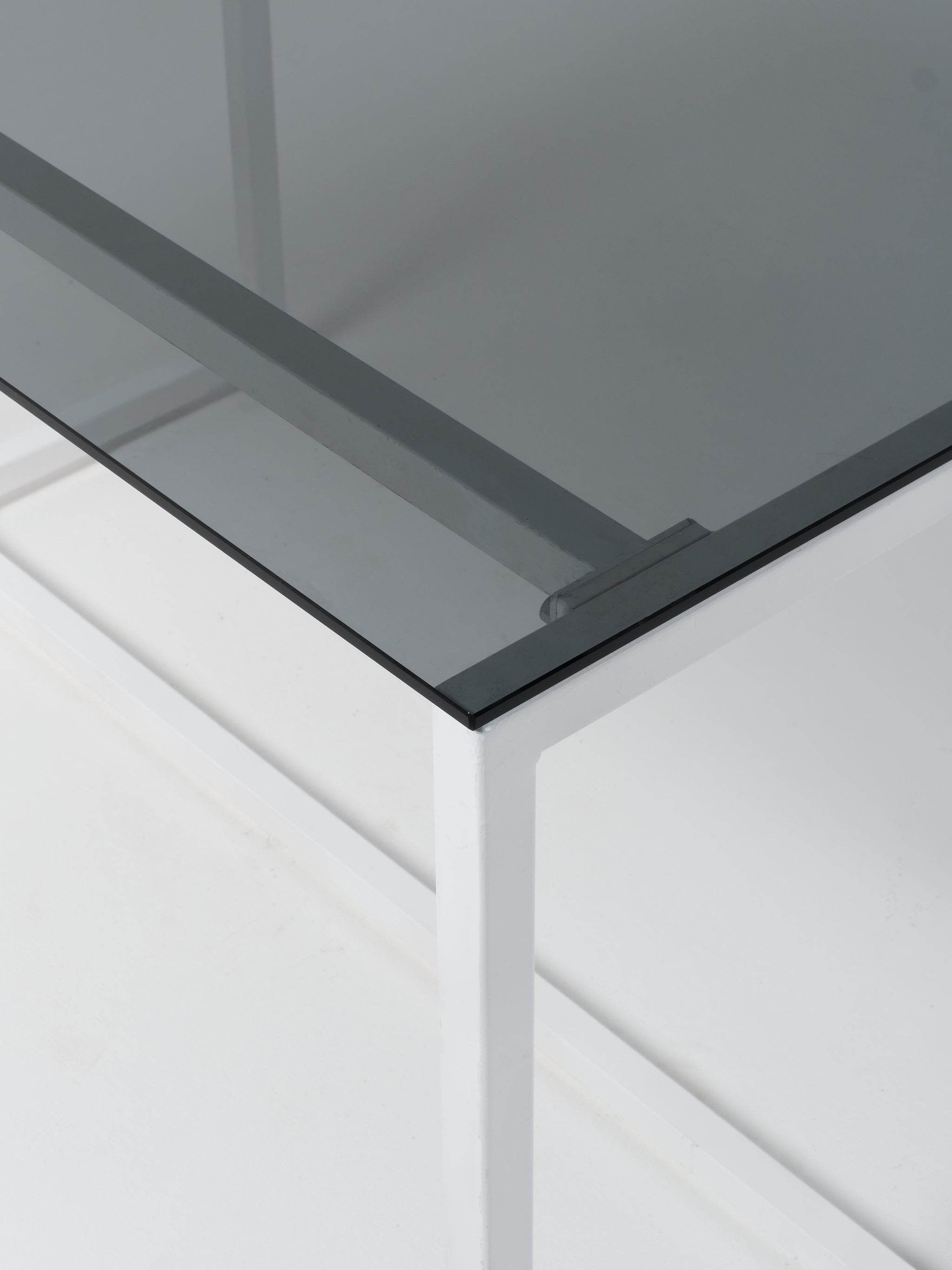 Table 21 / White / Grey Glass