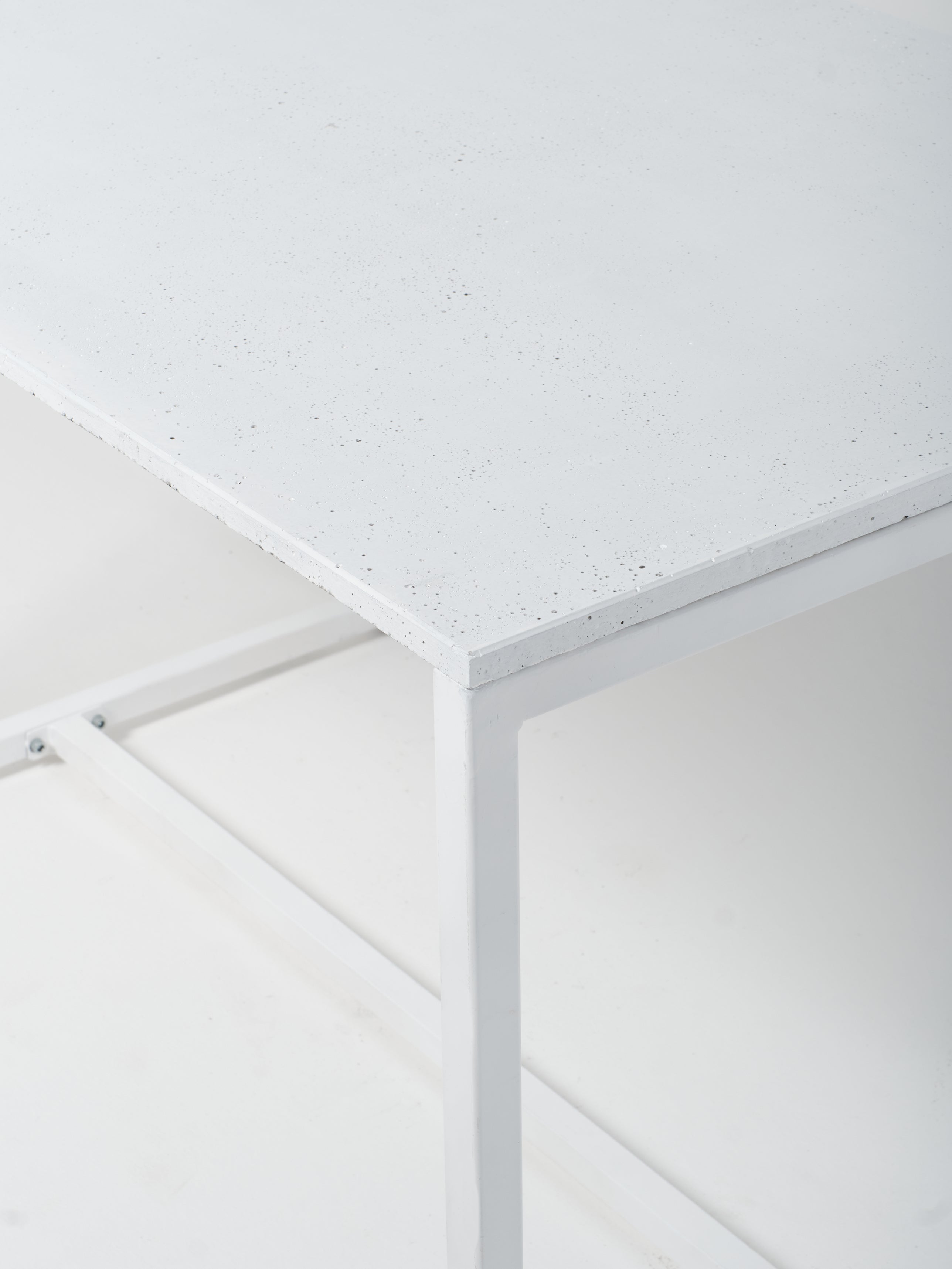 Table 8 / White / White Concrete