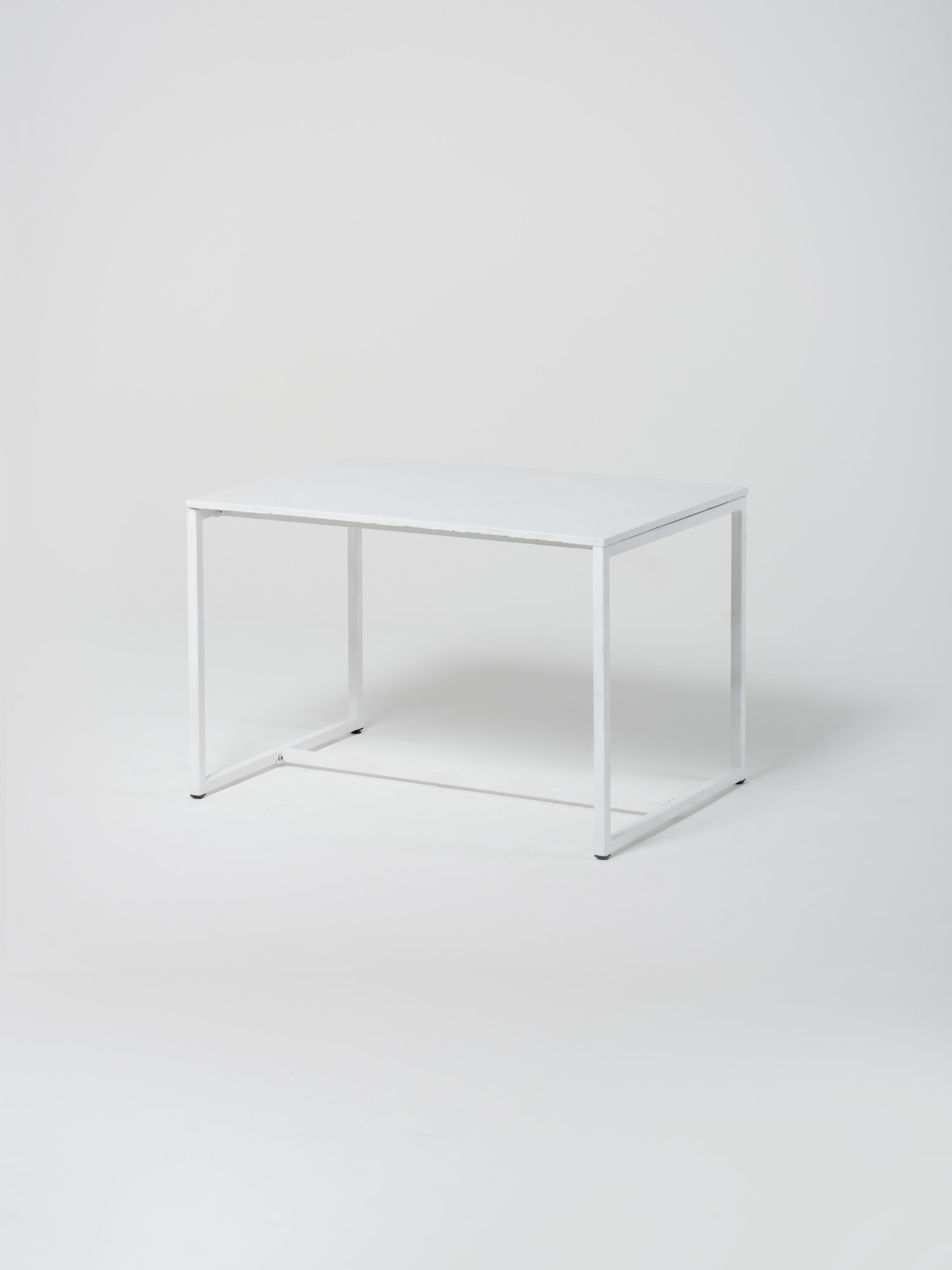 Table 8 / White / White Concrete