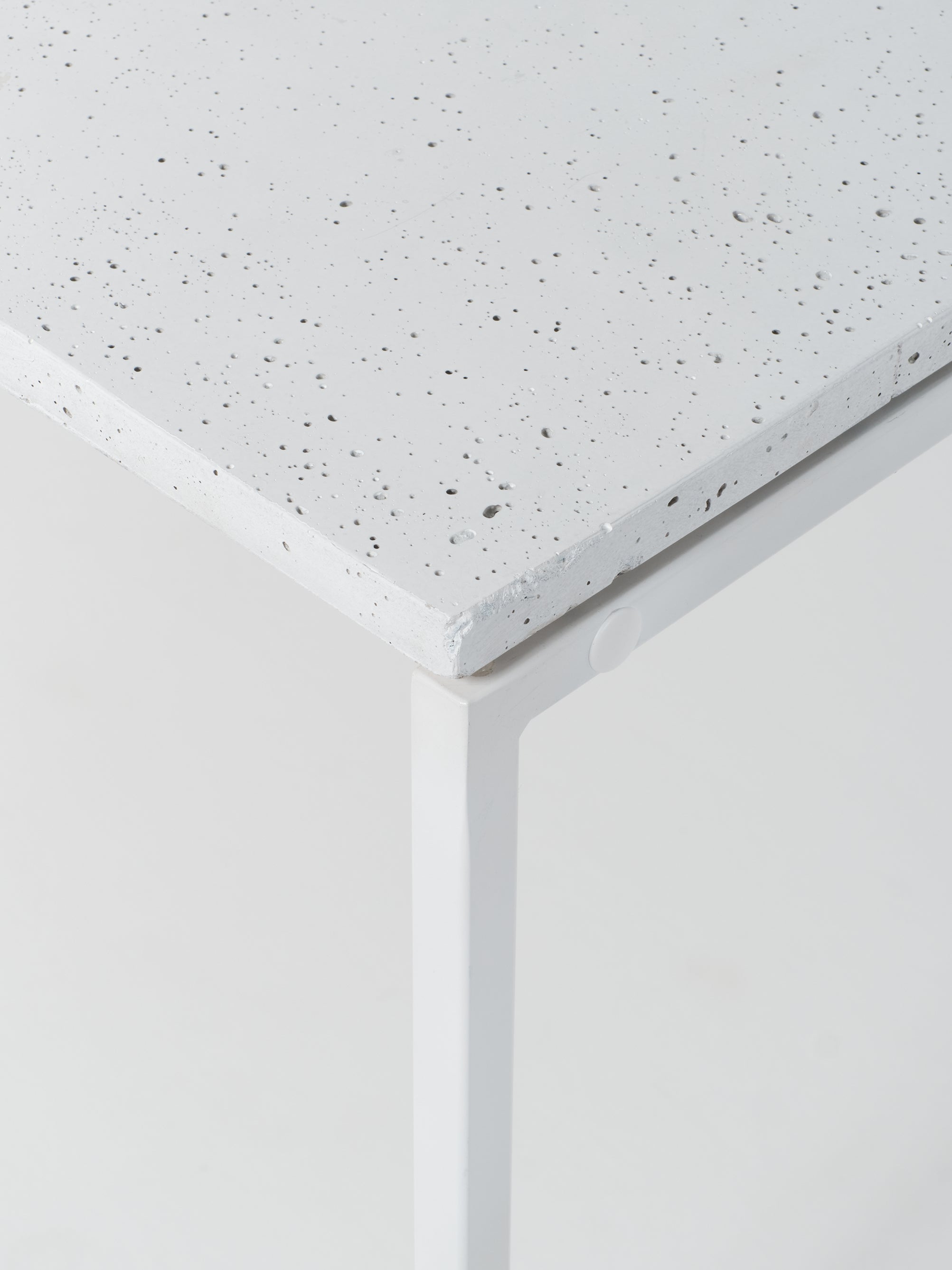 Podium 8 / 30cm Square / White Concrete