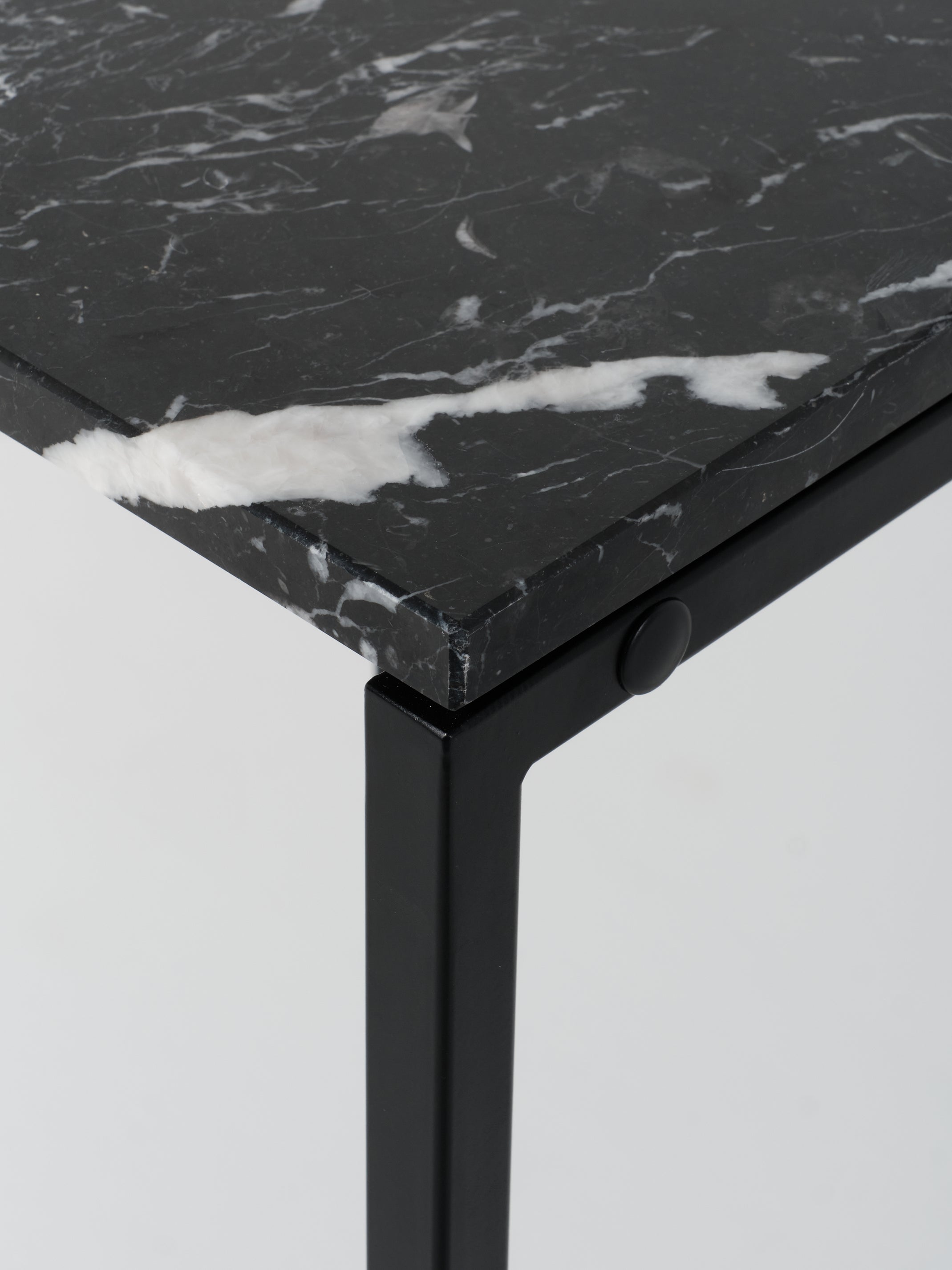 Podium 4 / 30cm Square / Nero Marquina