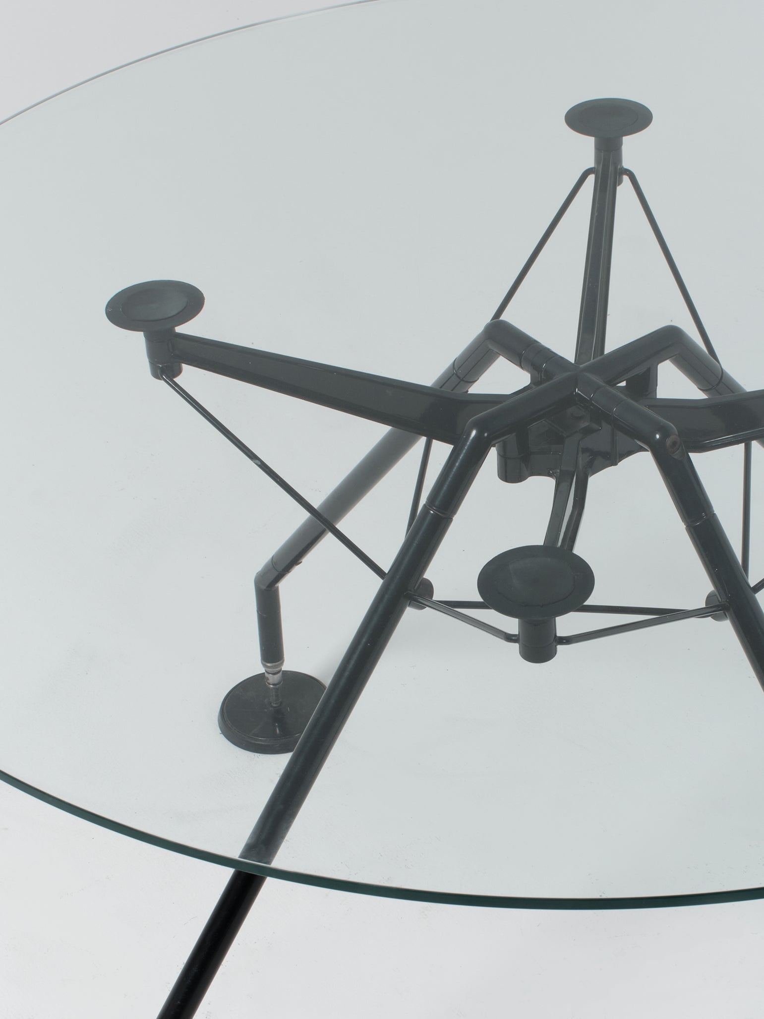 Nomos Table