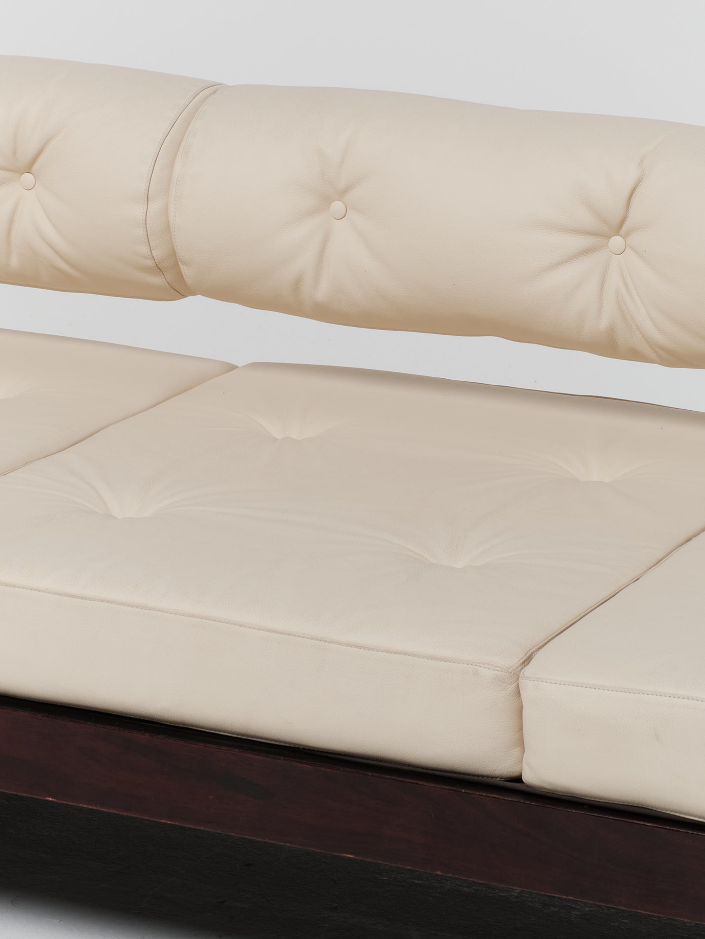 GS195 Sofa / White