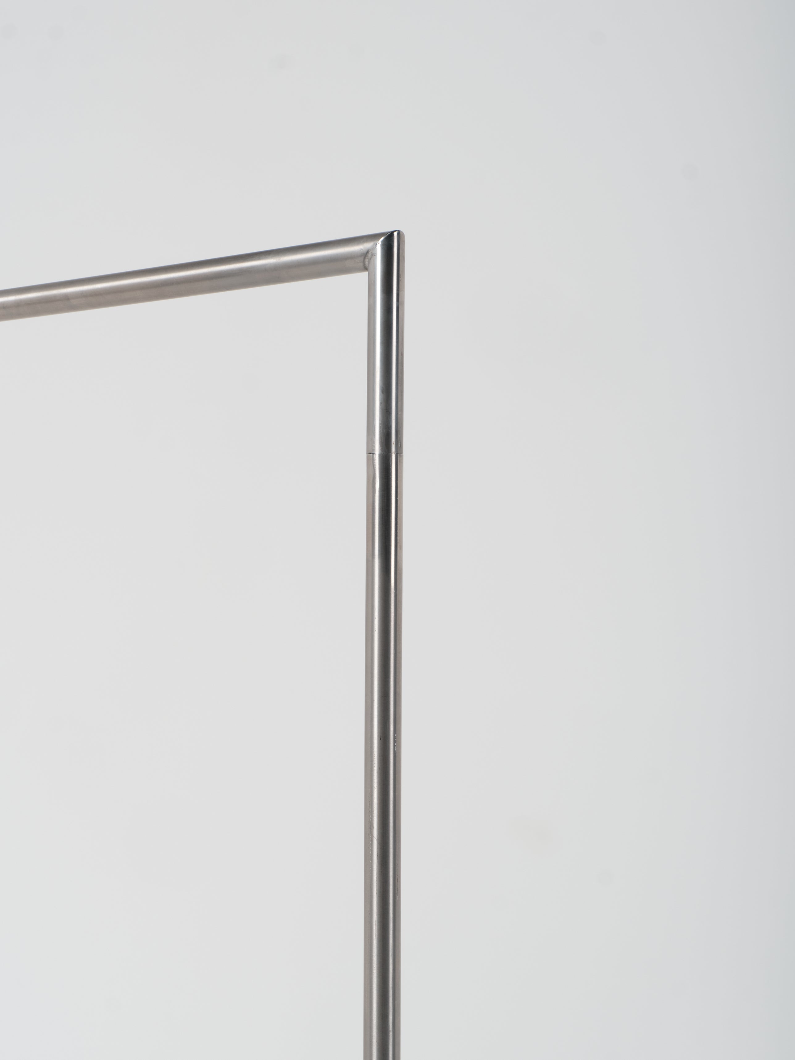 Rail 18H / High | Round | 150cm x 200cm | Steel