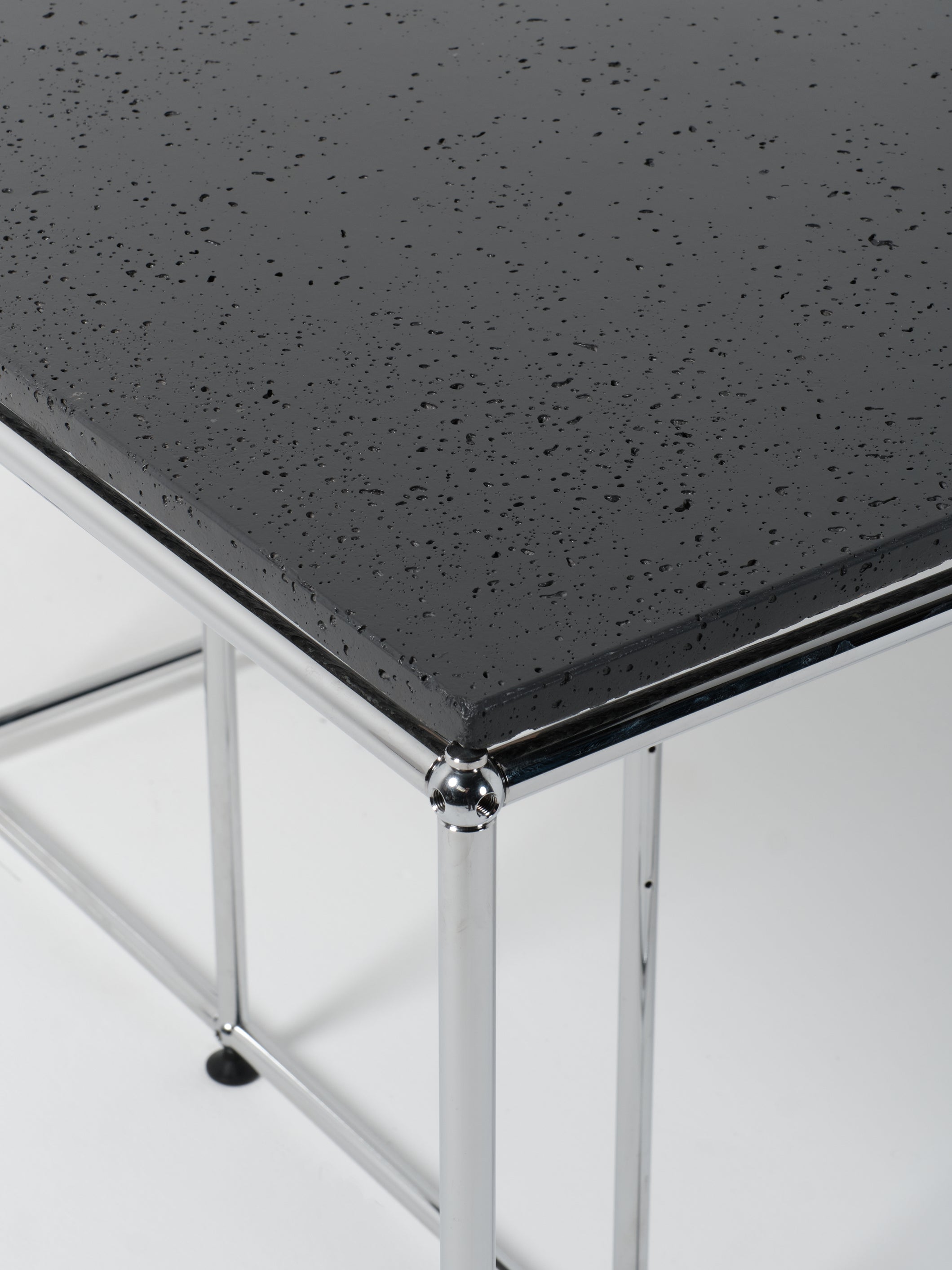 USM Table 6 / Anthracite Concrete