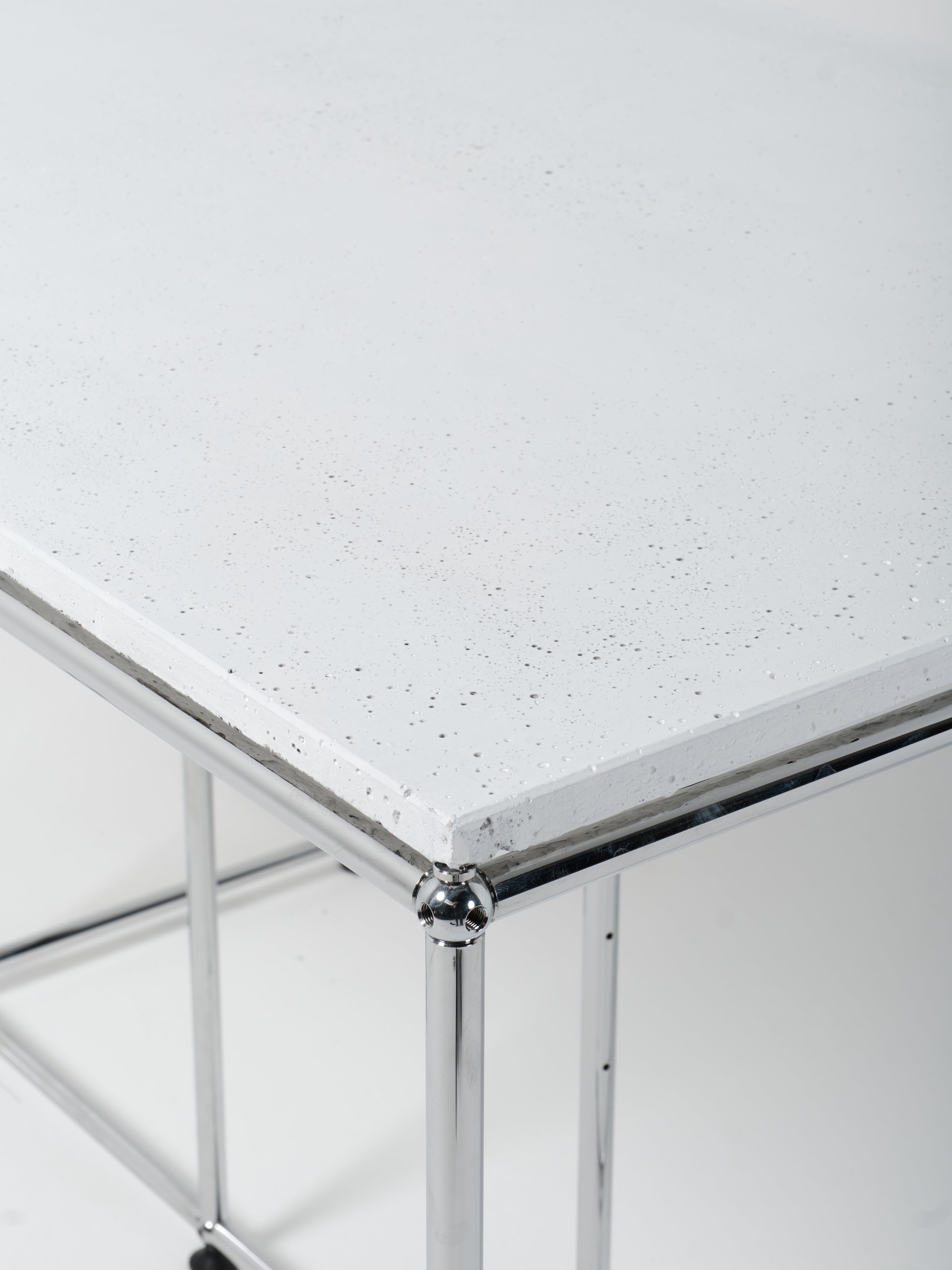 USM Table 10 / White Concrete