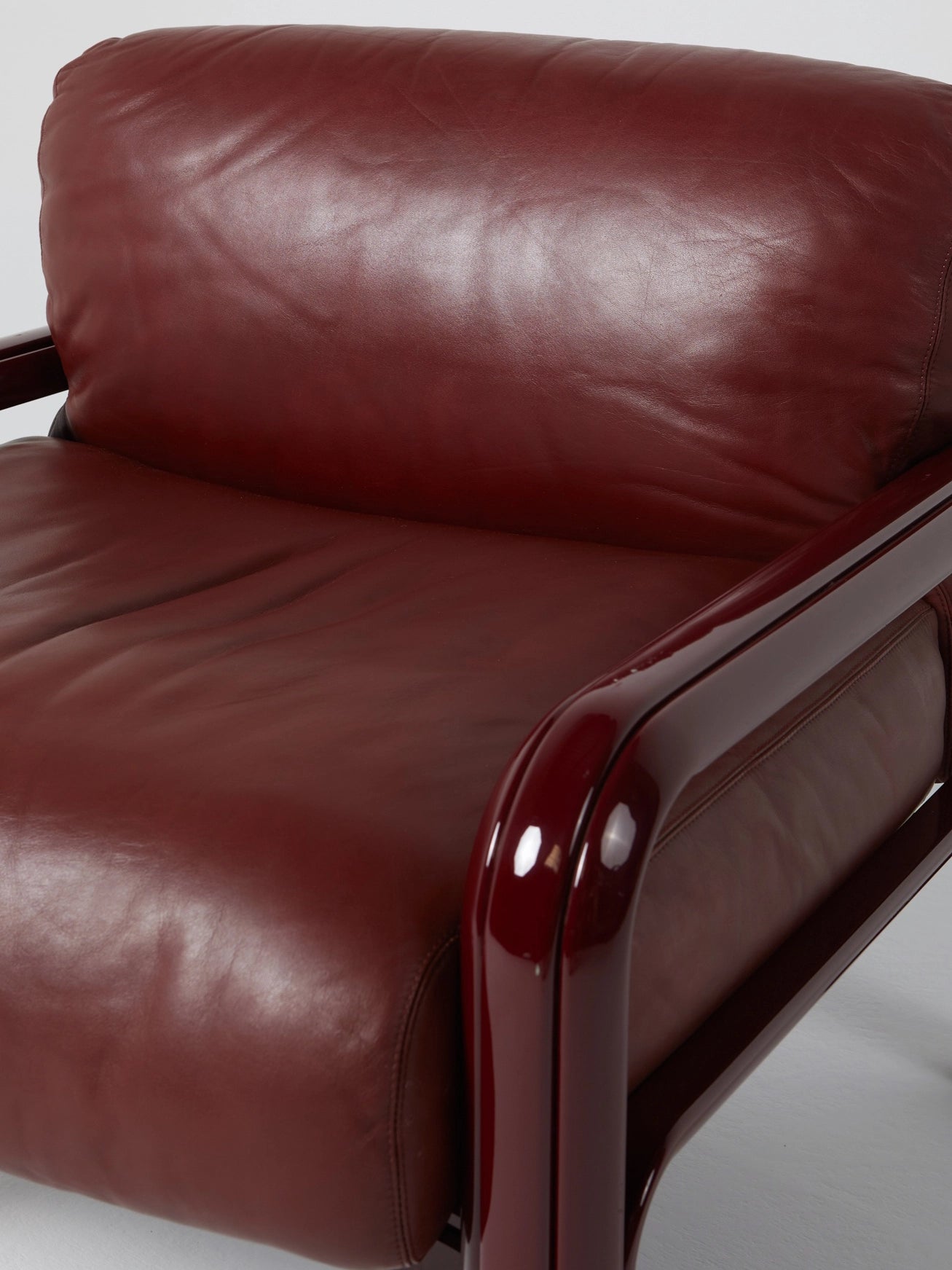 Aulenti Lounge Chair / Burgundy